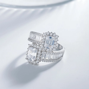 Bague luxe en argent S925 avec deux pierres taille émeraude et accents en pavé brillant