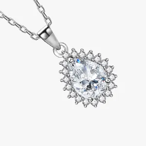 Detail der birnenförmigen Halo-Anhänger-Halskette mit weißem Diamant und 925er Silberkette
