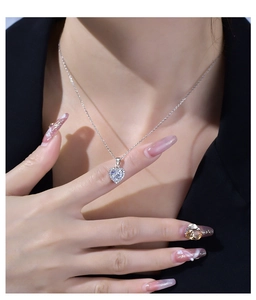 Dettaglio della collana con pendente a cuore in cristallo con micro-intarsio indossata
