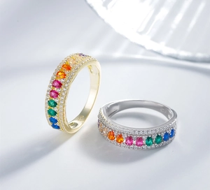 Macro di anello in argento S925 con zirconi colorati a goccia e piccoli diamanti