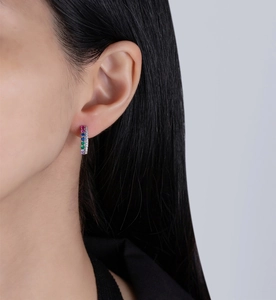 Détail de boucles d'oreilles en zircone arc-en-ciel avec sertissage pavé à double rangée
