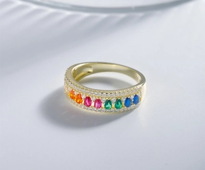 Dettaglio dell'anello in argento S925 con gemme colorate a goccia e finitura dorata