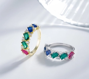 Détail d'une bague en argent S925 avec pierres colorées et zircons cristallins