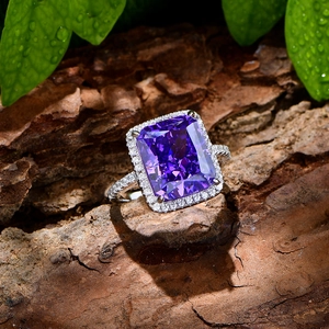 Bague de luxe en argent 925 avec une pierre violette rectangulaire et cristaux brillants