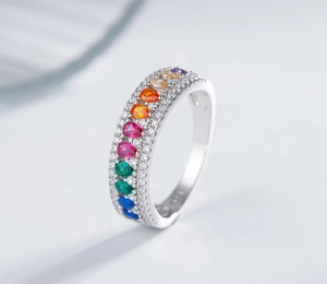 Dettaglio ravvicinato di gemme arcobaleno a goccia in castone d'argento pavé