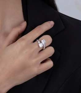 Gros plan d'une bague en argent 925 avec deux diamants carrés portés à la main