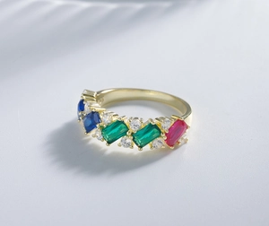 Détail macro du poinçon S925 sur une bague plaquée or 14k avec pierres colorées
