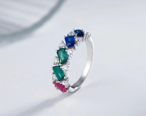 Détail de la bague en argent 925 avec pierres rectangulaires colorées et diamants