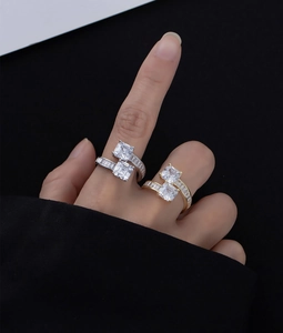 Gros plan des bagues en zircon double coupe Asscher en finitions dorée et argentée