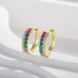 Boucles d'oreilles huggie arc-en-ciel plaquées or 14k avec zircons micro-pave