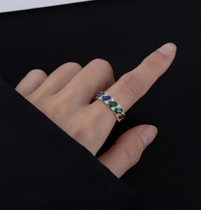 Détails de la bague plaqué or sertie de pierres précieuses bleues, vertes et rouges