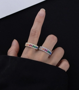 Primo piano di anelli a fascia in oro e argento con zirconi colorati taglio a goccia