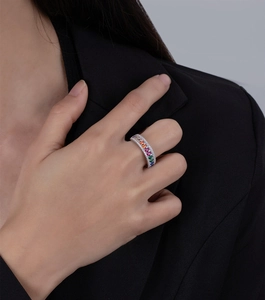 Primo piano di un anello di lusso in argento con gemme color arcobaleno su una modella