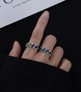 Détail de bagues en argent 925 plaqué or 14k avec des pierres précieuses colorées