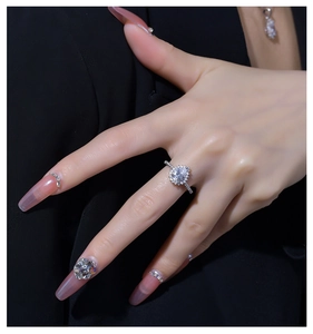 Nahaufnahme eines 925er Silberring-Sets mit birnenförmigem Diamanten am Model