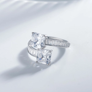 Bague bypass en argent 925 avec deux pierres carrées et diamants latéraux de type baguette