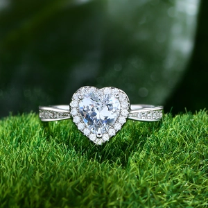 Anello con diamante a forma di cuore in argento sterling 925 su muschio naturale