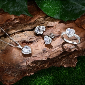 Set di gioielli classici in argento 925 con pietre di zirconia a forma di cuore