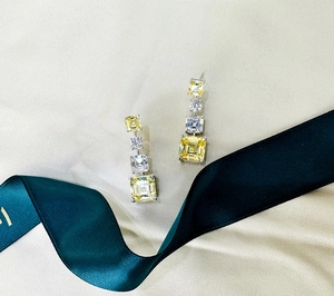 Détail de boucles d'oreilles pendantes en argent et citrine taille Asscher
