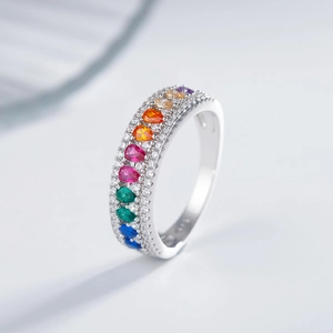 Anello d'argento con zirconi arcobaleno a goccia e file multiple di pavé di cristalli
