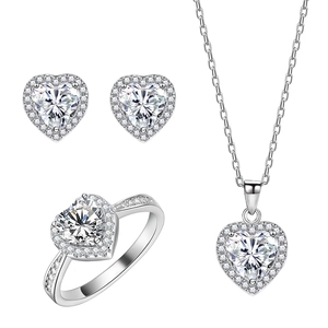 Set di gioielli classici in argento 925 con cuori e pietre in zircone cubico halo