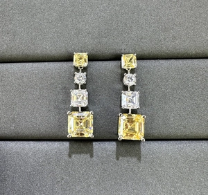 Détails de boucles d'oreilles en argent avec cristaux jaunes carrés et pierres blanches