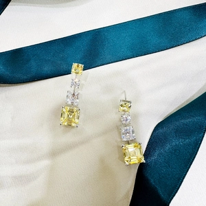 Boucles d'oreilles pendantes avec cristaux Asscher jaunes et transparents alternés