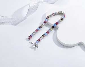 Dettaglio del bracciale tennis in argento 925 con zirconi multicolore da 5mm taglio tondo