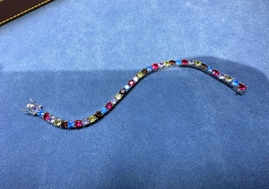 Vista dettagliata del bracciale tennis multicolore da 5mm su una superficie scura