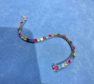 Macro di bracciale tennis in argento 925 con pietre multicolore da 5mm e incastro a griffe