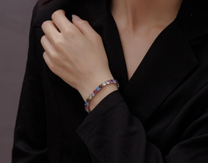 Dettaglio del bracciale tennis in argento 925 con pietre preziose colorate da 5mm e taglio tondo