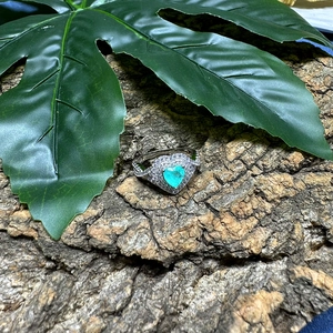 925 silver ring featuring heart-shaped green gemstone with pavé diamonds on leaves