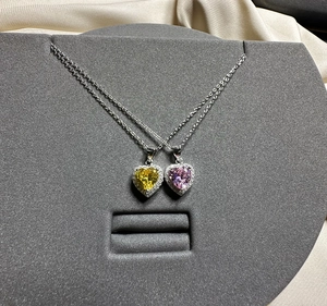 Détail de colliers avec pendentifs cœur halo en argent 925 et zircon coloré