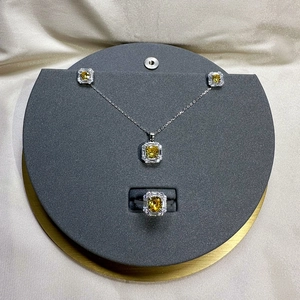 Makroaufnahme von 925er Silber Schmuckset mit quadratisch gelben Diamanten im Halo-Stil