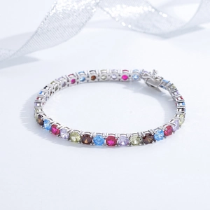 Bracciale tennis in argento 925 con zirconi colorati da 5mm e nastro di seta su sfondo bianco