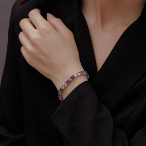 Bracciale tennis in argento 925 con zirconi colorati da 5mm al polso di una donna