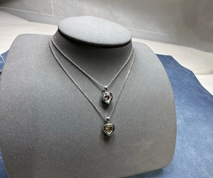 Détail de colliers en argent 925 avec pendentifs cœur de 6mm roses et jaunes