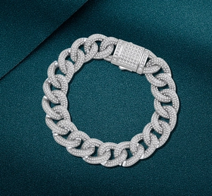 Dettaglio di un bracciale a catena cubana in argento con pavé di zirconi lucidi