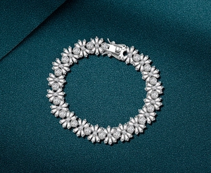 Détail d'un bracelet flocon de neige en argent avec oxydes de zirconium taille baguette