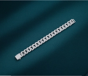 Dettaglio macro del bracciale a maglia cubana argento con pavé di zirconi lucidi