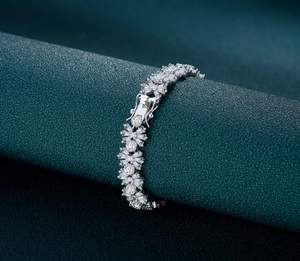 Vue détaillée du bracelet flocon de neige en argent sterling avec oxydes de zirconium brillants