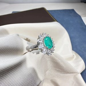 Luxurious 925 silver ring with 8x10mm oval paraiba gemstone and halo of clear side stones