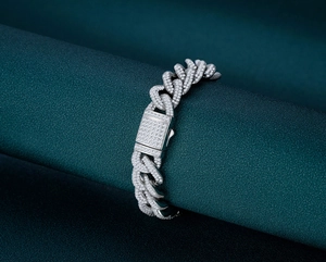 Dettaglio del bracciale a catena cubana in argento hip hop con cristalli e chiusura