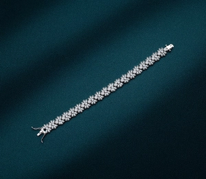 Vue macro du bracelet flocon de neige en argent massif serti de zircons étincelants