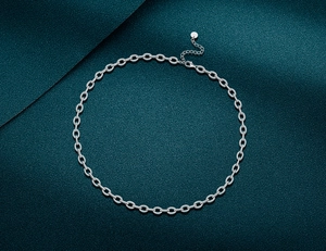 Macro view of silver Cuban chain with pavé micro-镶 crystals and adjustable extender