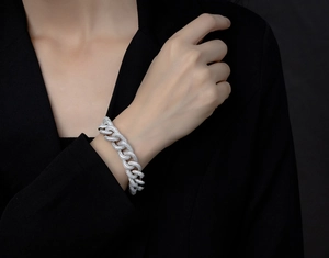Dettaglio del bracciale a maglia cubana con zirconi bianchi su catena d'argento