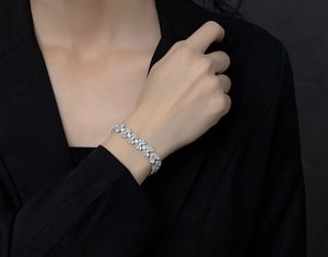 Gros plan d'un bracelet flocon de neige en argent orné de diamants porté par un mannequin