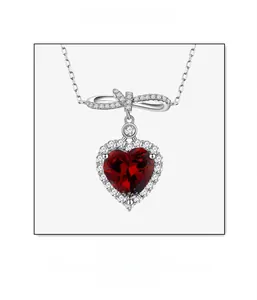 Détail macro du sertissage microscopique du pendentif cœur en pierre rouge sang de pigeon