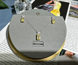 Vista dettagliata del set di gioielli in argento S925 con zirconi gialli taglio smeraldo