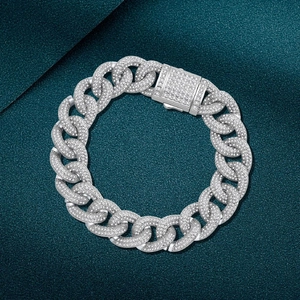 Bracciale cubano in argento con pavé di zirconi bianchi e chiusura a scatto quadrata